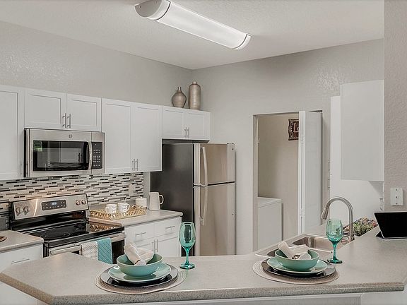 3rd image of 1290 N Ridge Blvd APT 1521