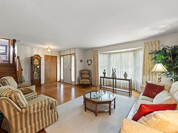 4th image of 597 Piccadilly Ln