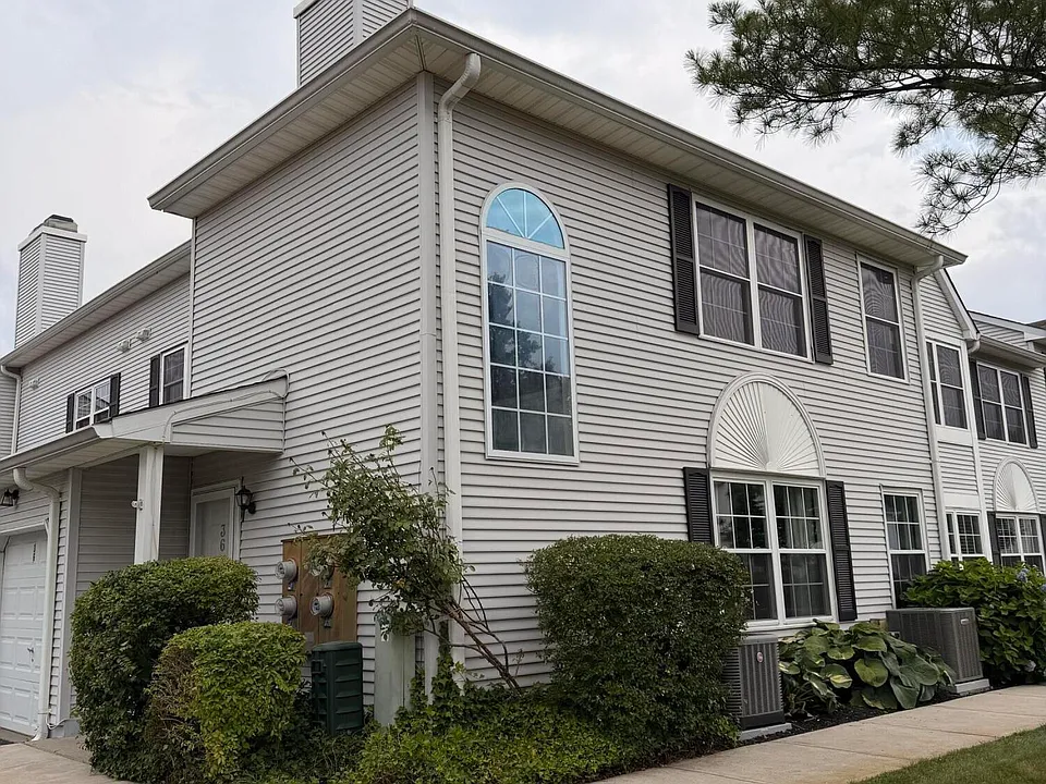 36 Racquet Rd
