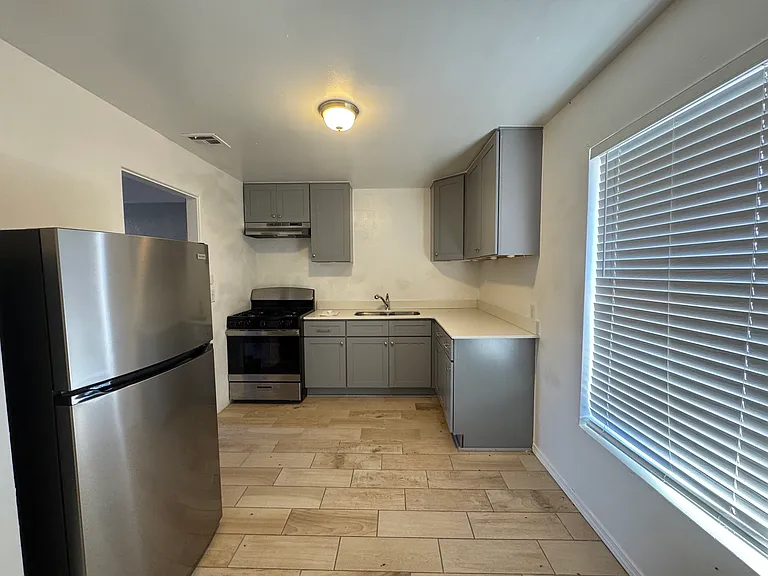 2042 NW 25th St #17 — Photo 8