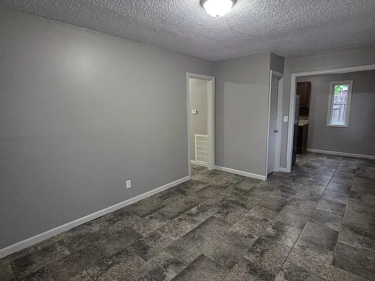 1739 S Glenn St — Photo 9