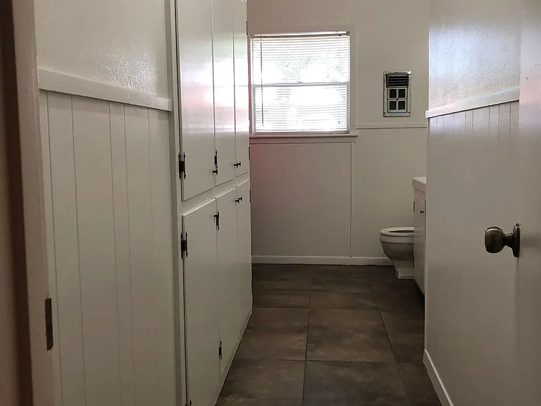 1301 Glade St — Photo 9