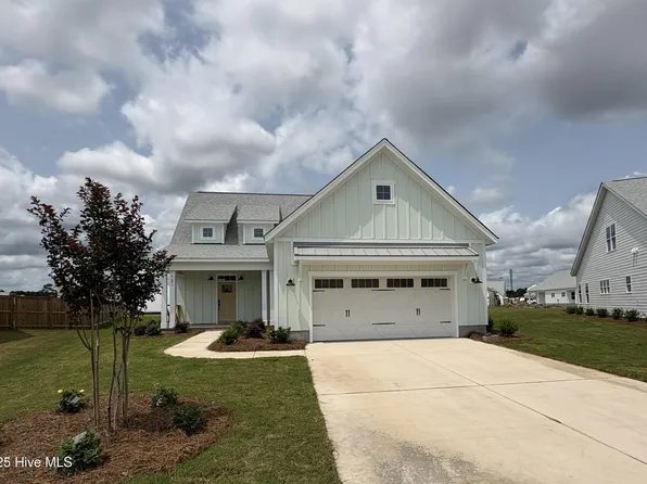 121 E Singing Avenue, Hampstead, NC 28443