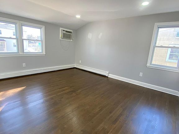 4th image of 184 Bennett Ave