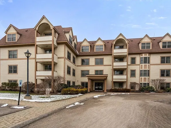 12 Russell Rd Unit 404, Wellesley, MA 02482