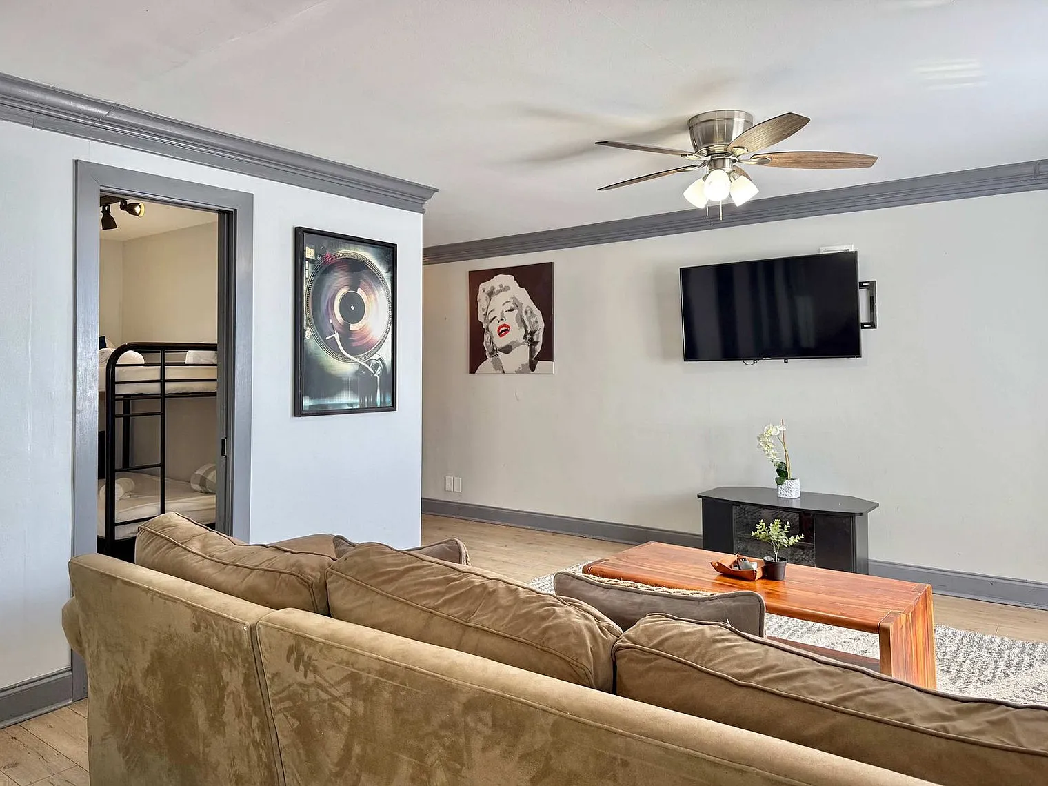 3 bed, 2.0 bath, 990 sqft, $3,377 — Photo 2