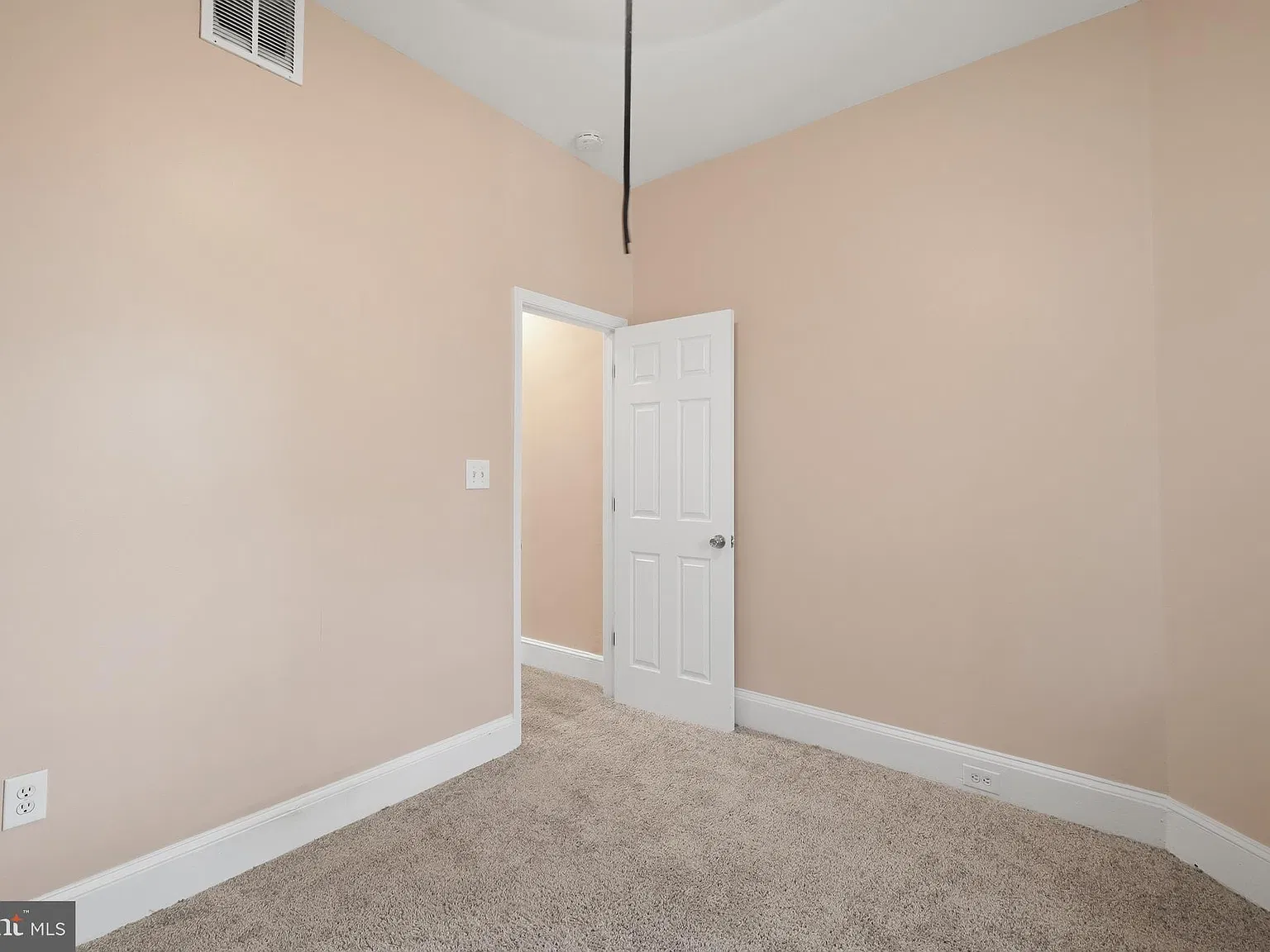 3 bed, 1.0 bath, 2120 sqft, $2,995 — Photo 4