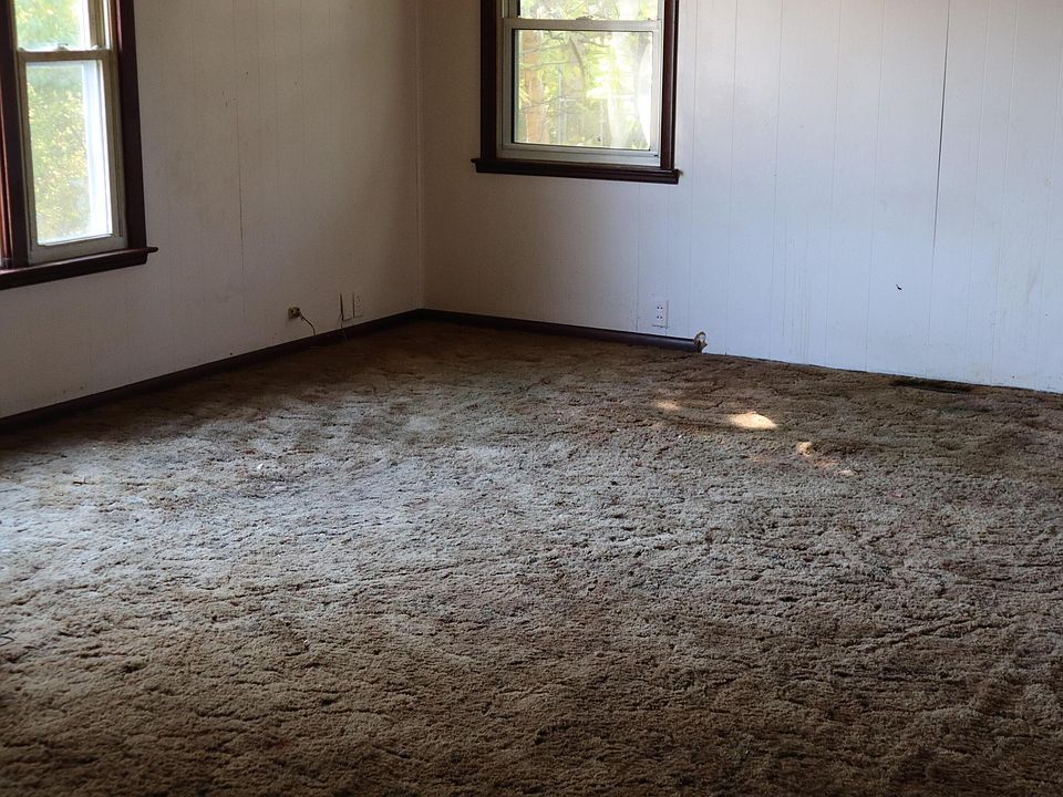 2nd image of 107 W Main St