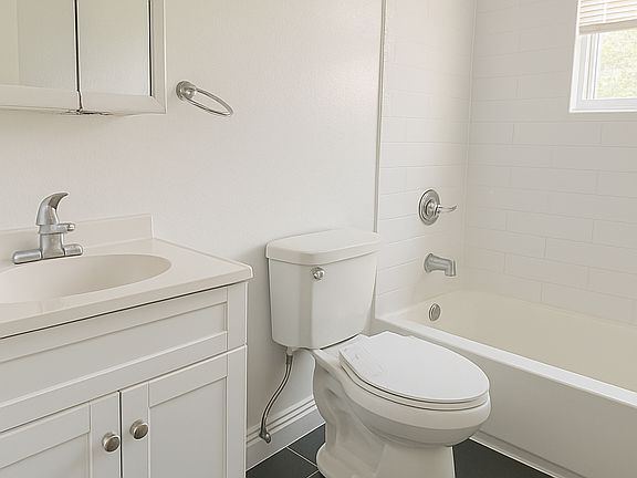 4th image of 2618 Montana Ave #1