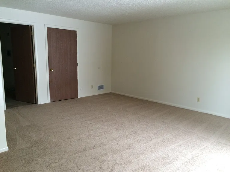 510-542 Hycliff Dr N — Photo 22