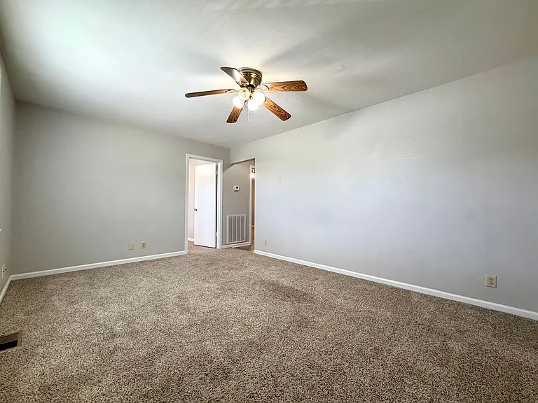 Bancroft Circle Apartments — Photo 16