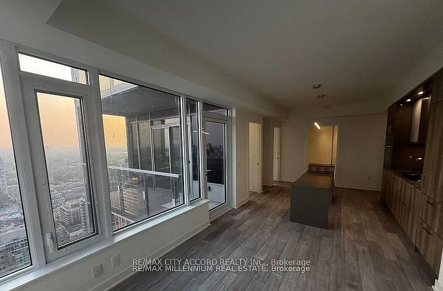 Building Photo - 11 Yorkville Ave #3409