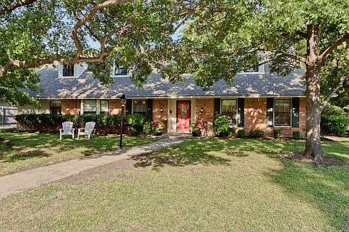 2nd image of 906 Newberry Dr