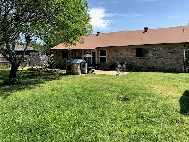 2nd image of 500 Live Oak Ln