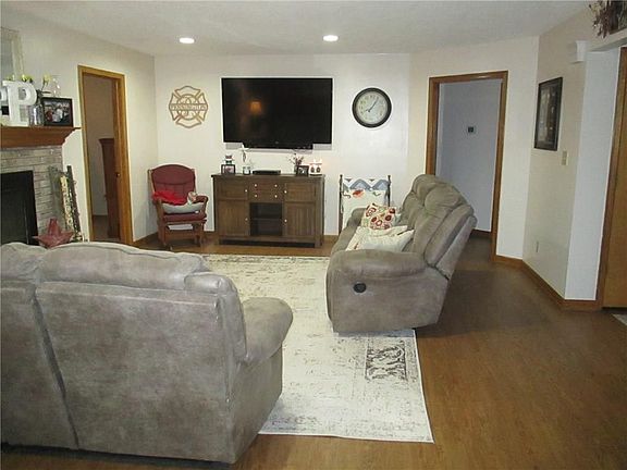 4th image of 1400 Renee Dr