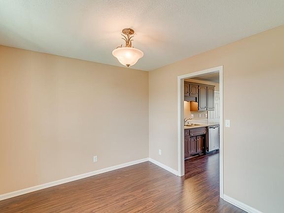 5th image of 303 Brook Mead Dr