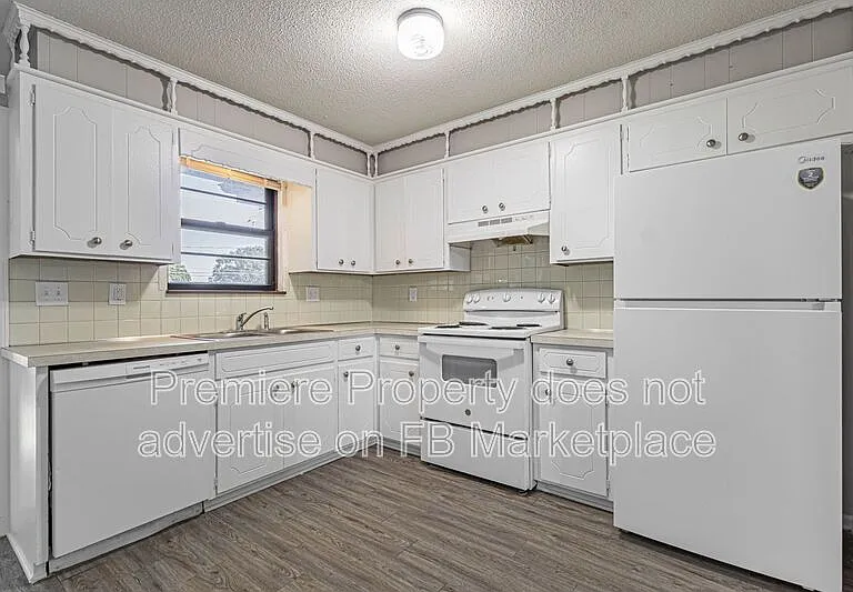 2527 NW 6th St — Photo 5