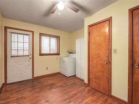 4th image of 872 Howell St