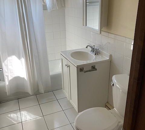 2nd image of 965 Avon St N APT 9