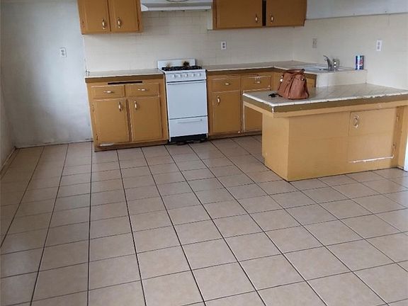 2nd image of 10936 Pope Ave
