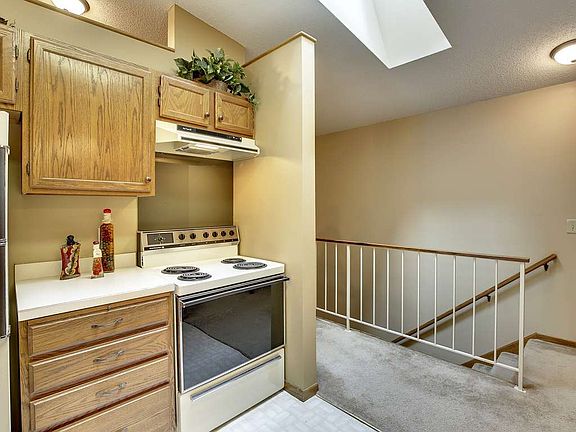 3rd image of 991 Pond View Ct