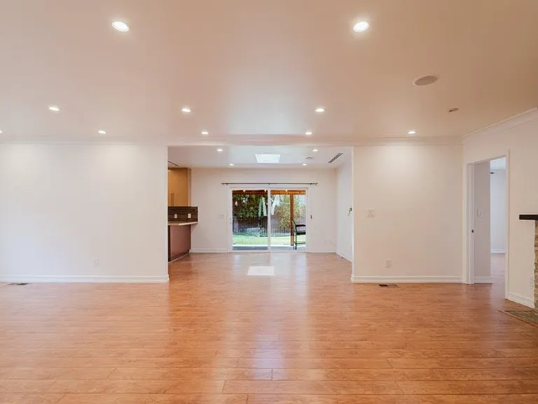 336 W Lexington Dr — Photo 10
