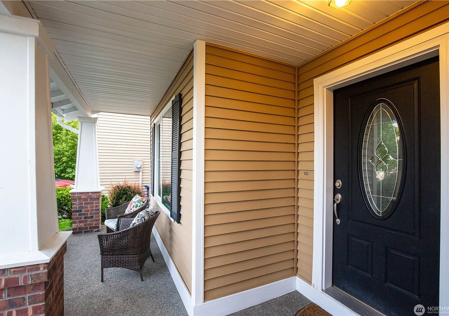 Federal Way large 3 bedroom home with 2.5 bathrooms and a lovely garden style back yard! Availabl... — Photo 2