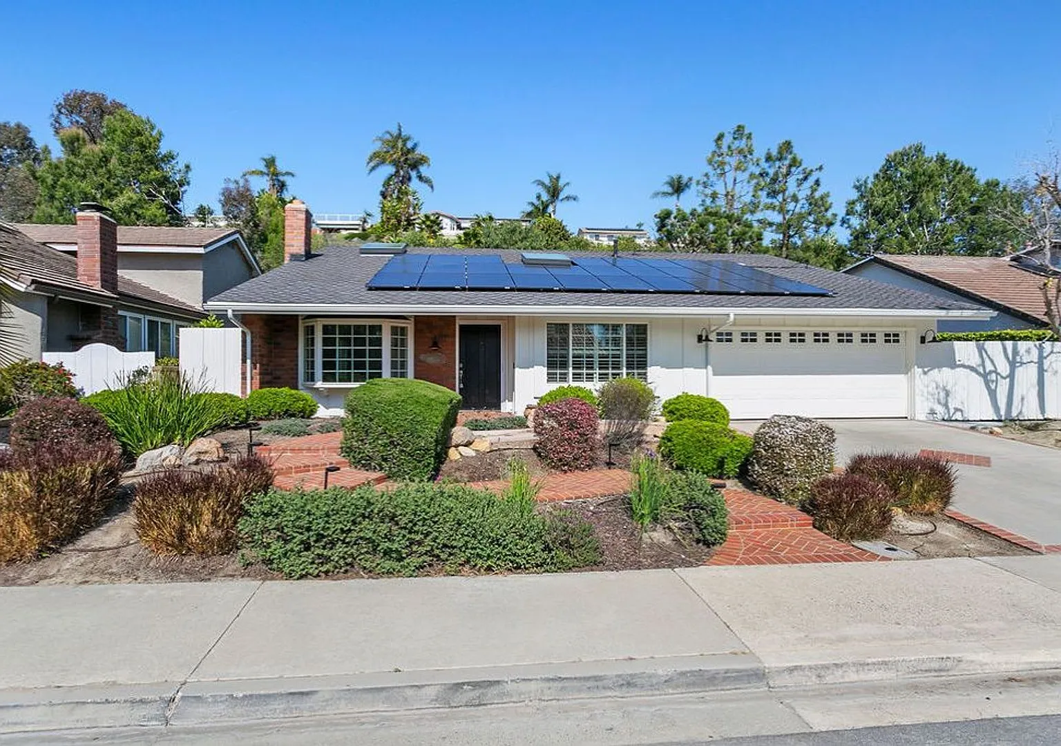 Beautifully Furnished Designer Single-Level 3 Bedroom Home with Lake Mission Viejo Access! — Photo 4
