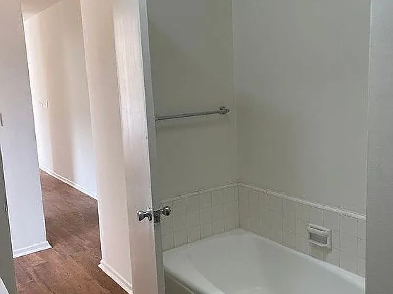 1677 Westholme Ave — Photo 11