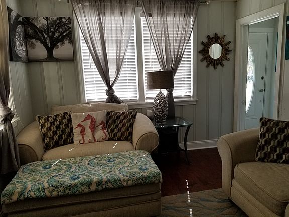 5th image of 108 Oak Gardens Ave