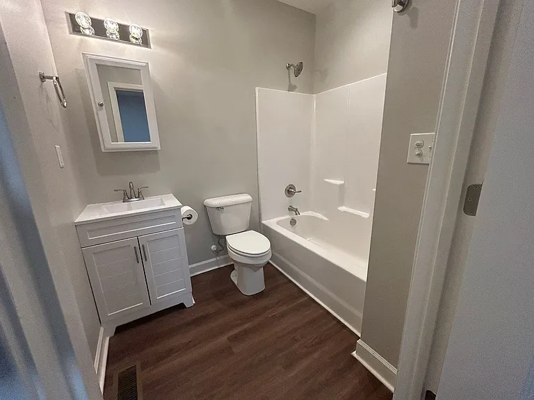 325 N Dean St — Photo 17
