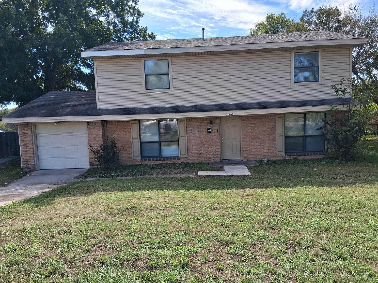 1669 Poplar Dr — Photo 1
