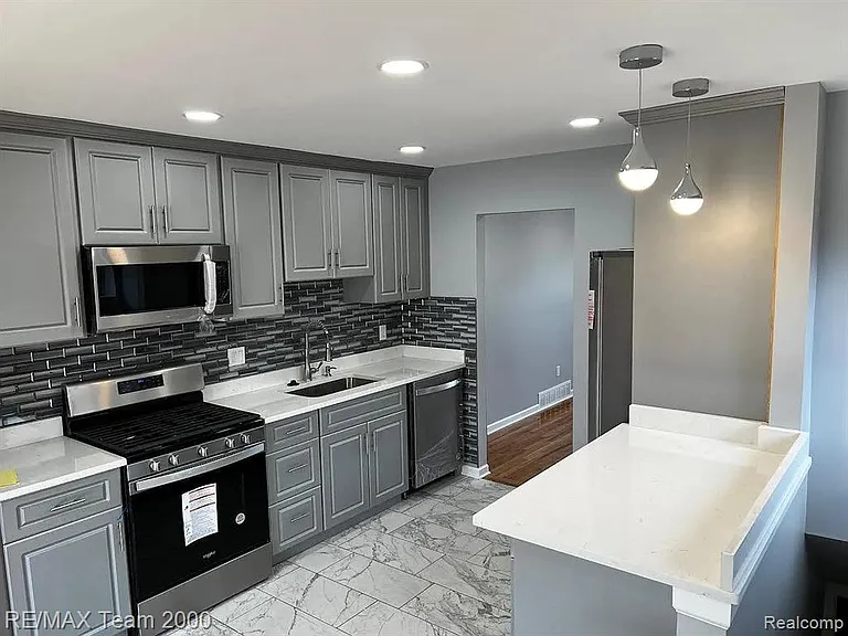 6577 N Lafayette St — Photo 9
