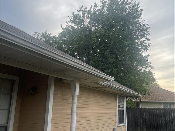 4th image of 1410 Williamsburg Dr