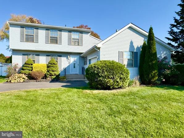 27 Berwick Ln, Sicklerville, NJ 08081