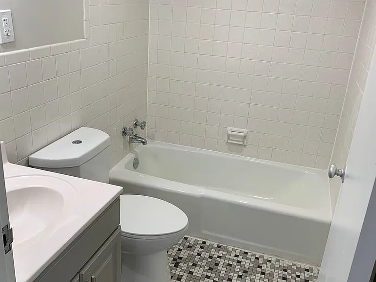 The Regency Apartments — Photo 58