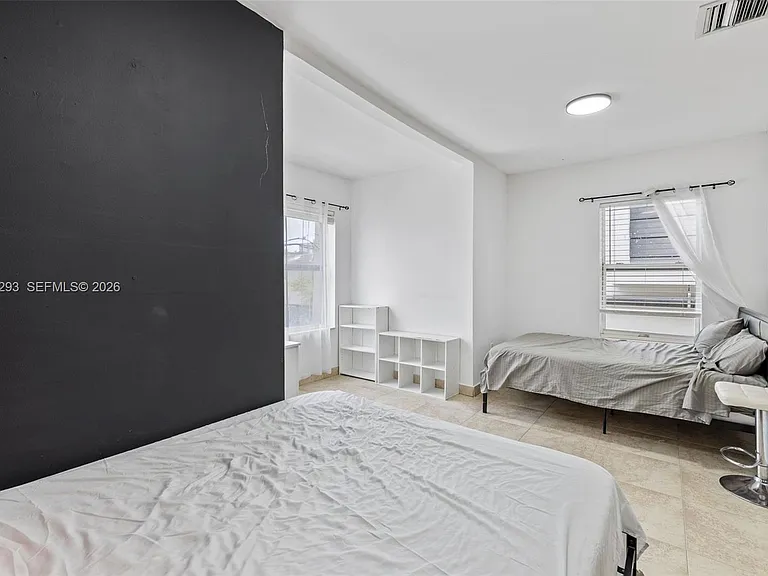 417 NE 26th St #5 — Photo 14