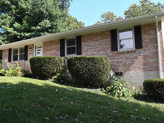 3rd image of 704 Cherry Ct