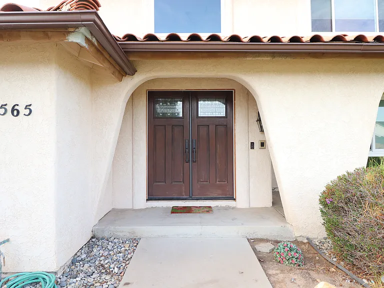 565 Clubhouse Dr — Photo 2