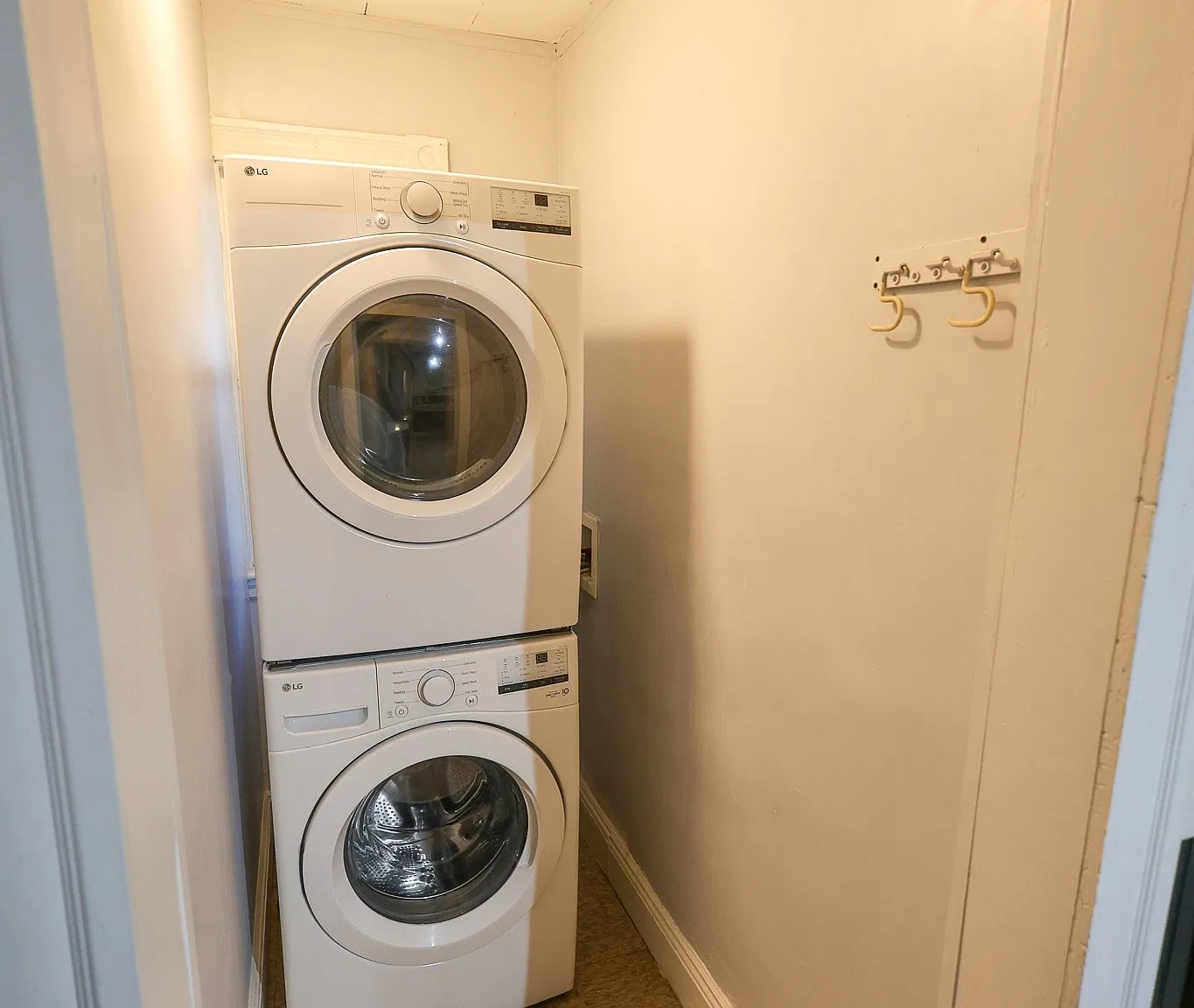 4 bed, 1.0 bath, 1100 sqft, $3,000 — Photo 3