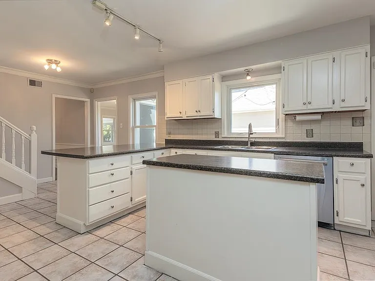 500 Colonial Rd — Photo 20