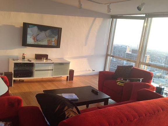 3rd image of 340 W Diversey Pkwy #802