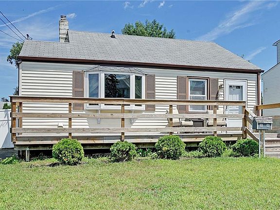 3rd image of 44 Eisenhower Dr