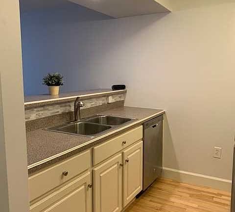 3rd image of 103A S Grove St #1
