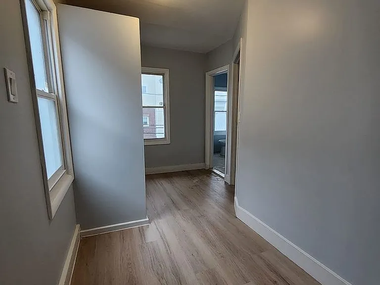 82-90 Wilson Pl — Photo 4