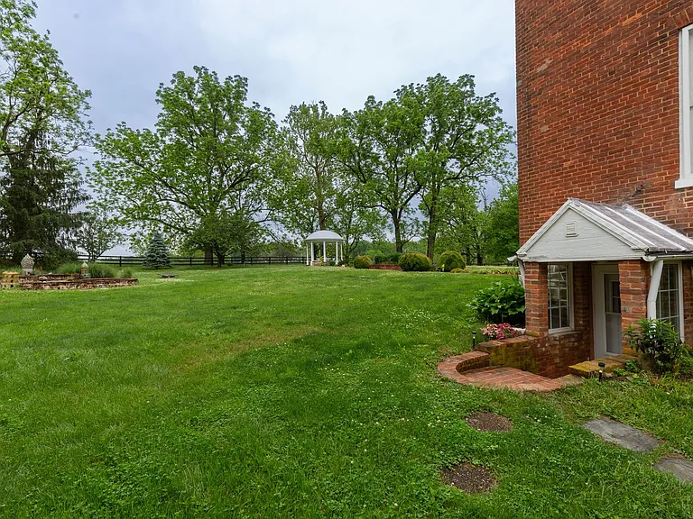 568 Smithfield Ln — Photo 20