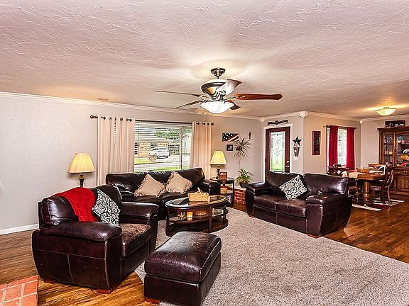 4th image of 1032 W Oak Dr