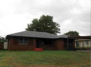 1108 Circle Dr, Clinton, OK 73601