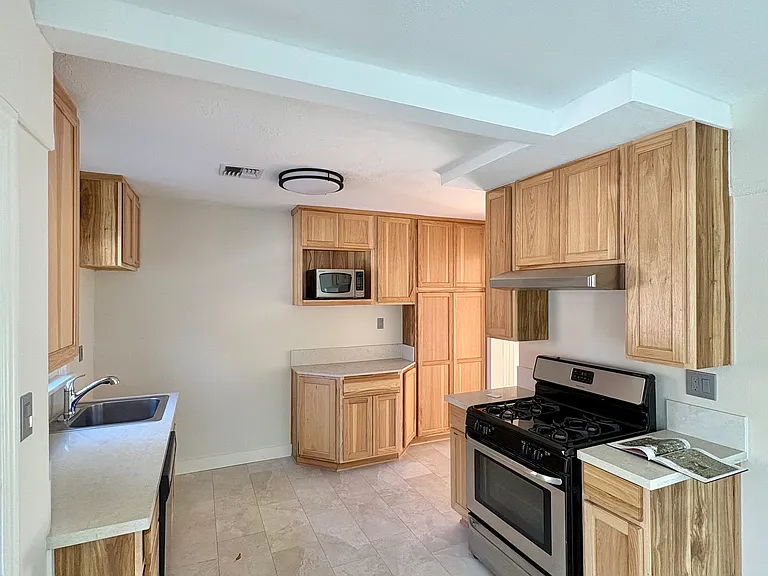 545 NE Irving Ave — Photo 2