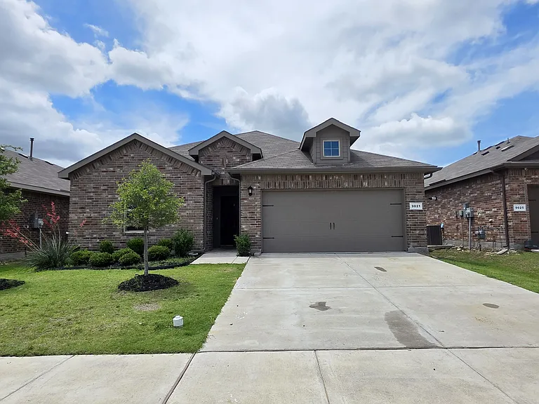 9021 Eagles Landing Dr — Photo 3